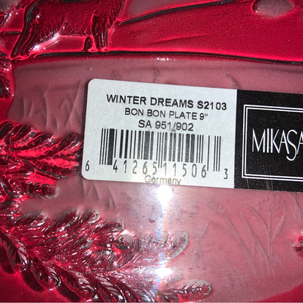 Mikasa serving platers 9” &  14”. Both new and in boxes